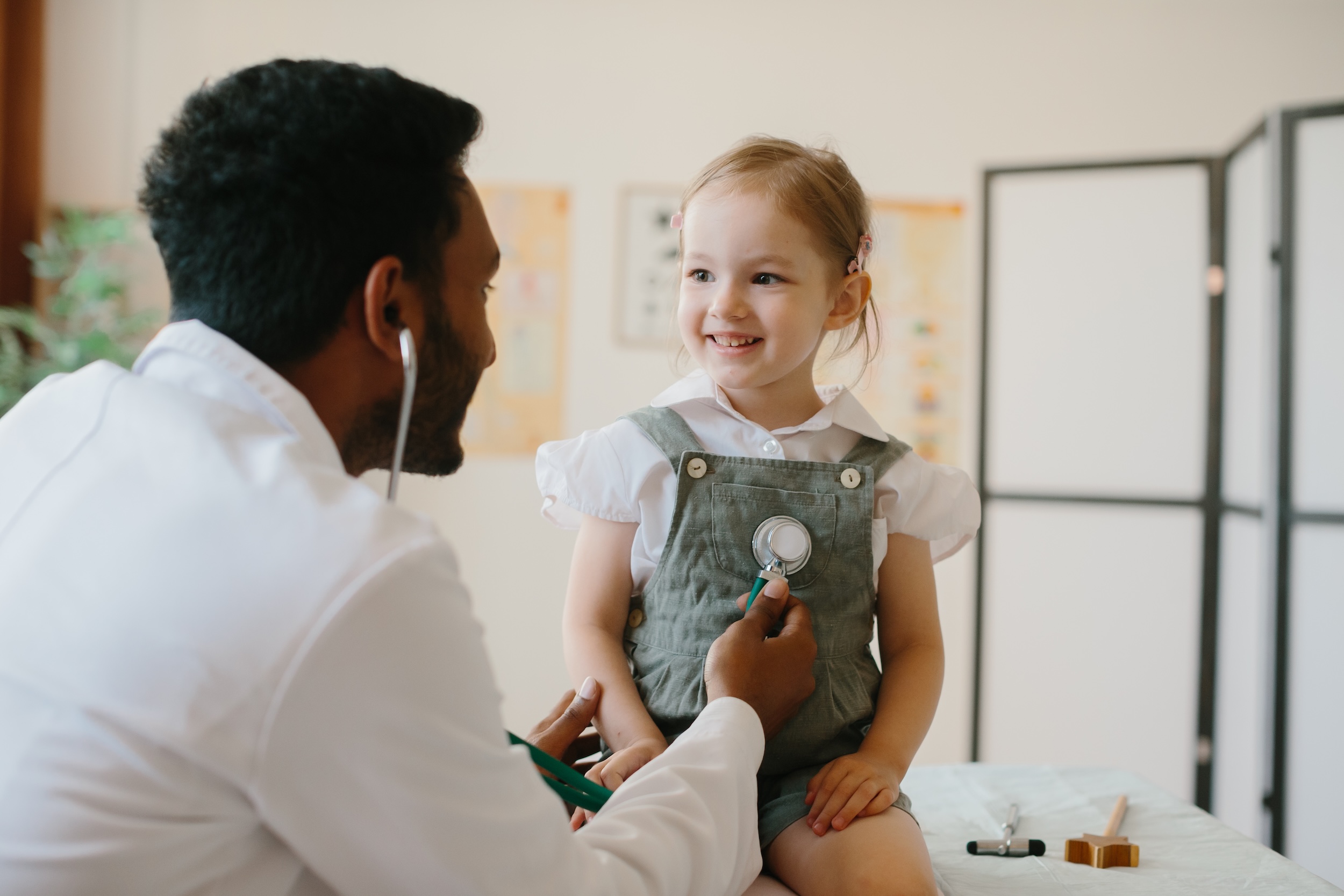 Doctor examining a little girl | OS Therapies